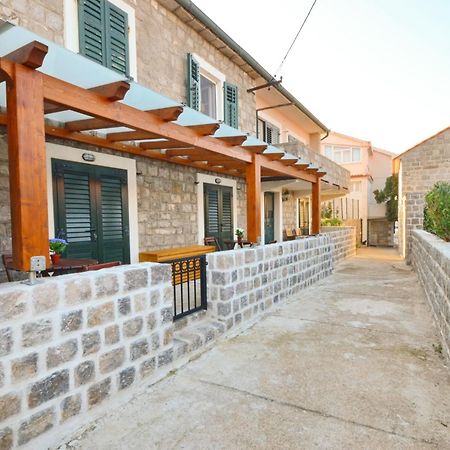 Leut Stone Residence Тиват Стая снимка