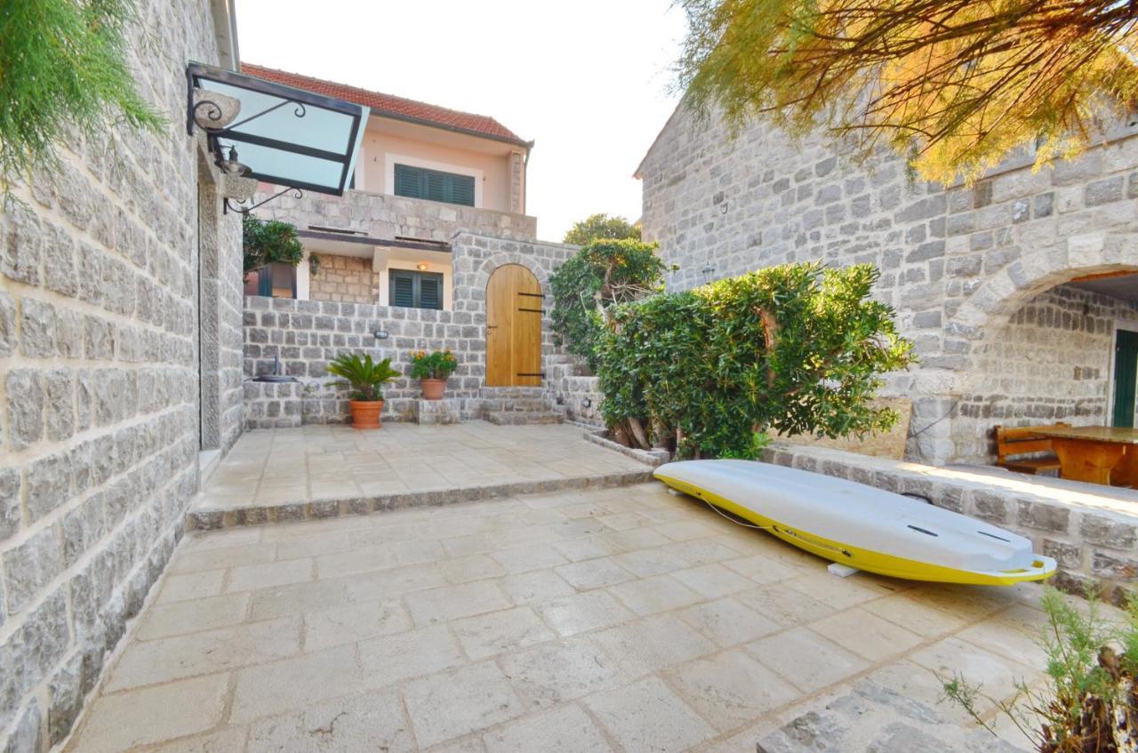 Leut Stone Residence Тиват Екстериор снимка