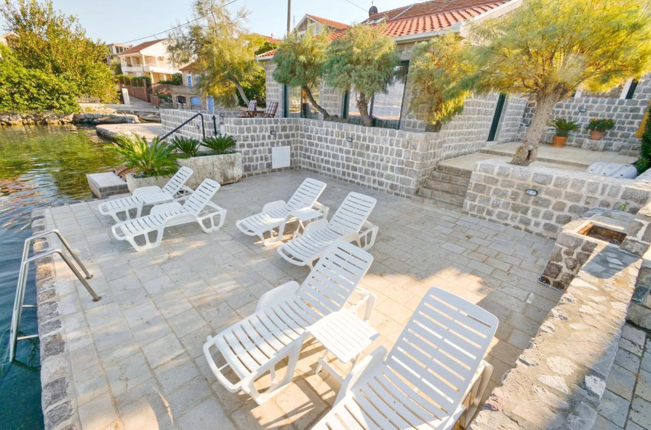 Leut Stone Residence Тиват Екстериор снимка