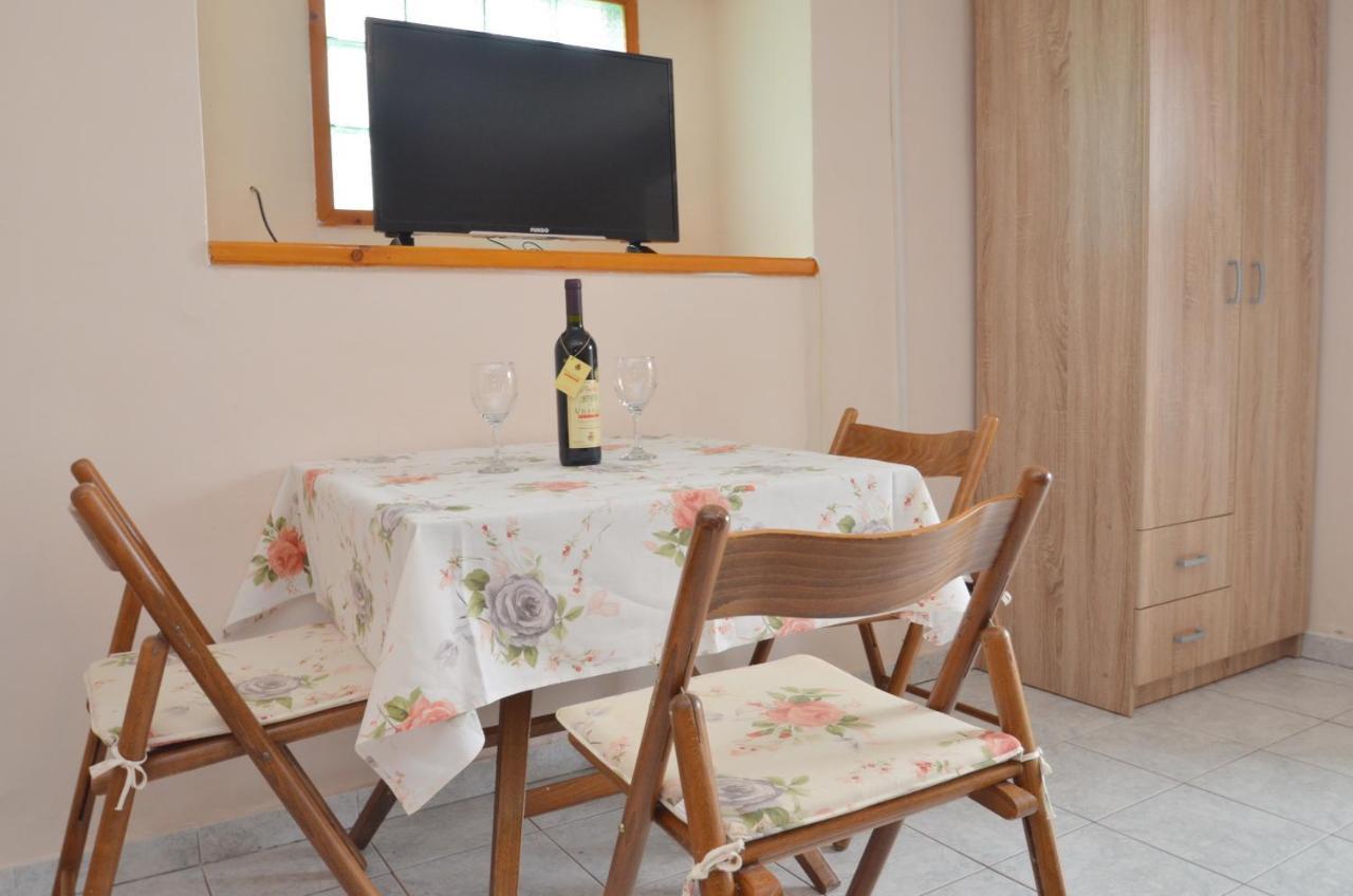 Leut Stone Residence Тиват Екстериор снимка