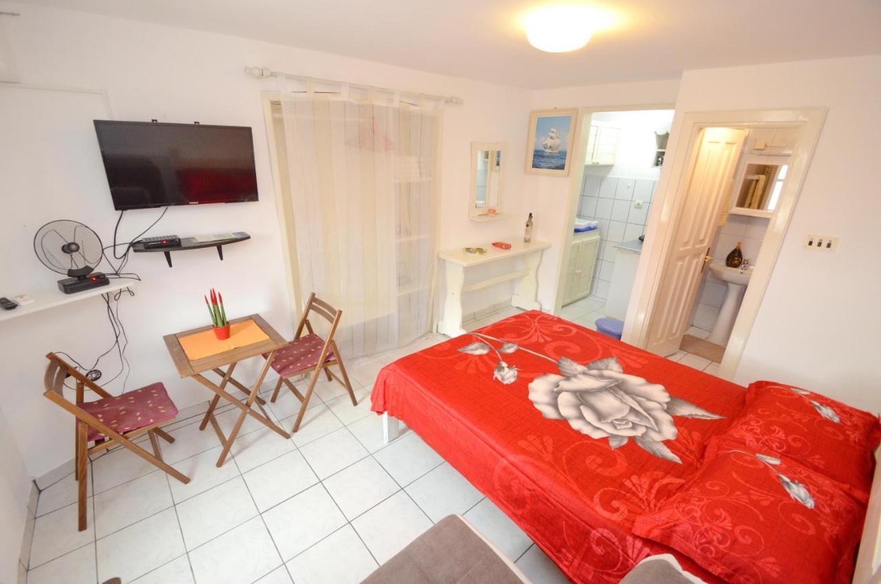 Leut Stone Residence Тиват Екстериор снимка