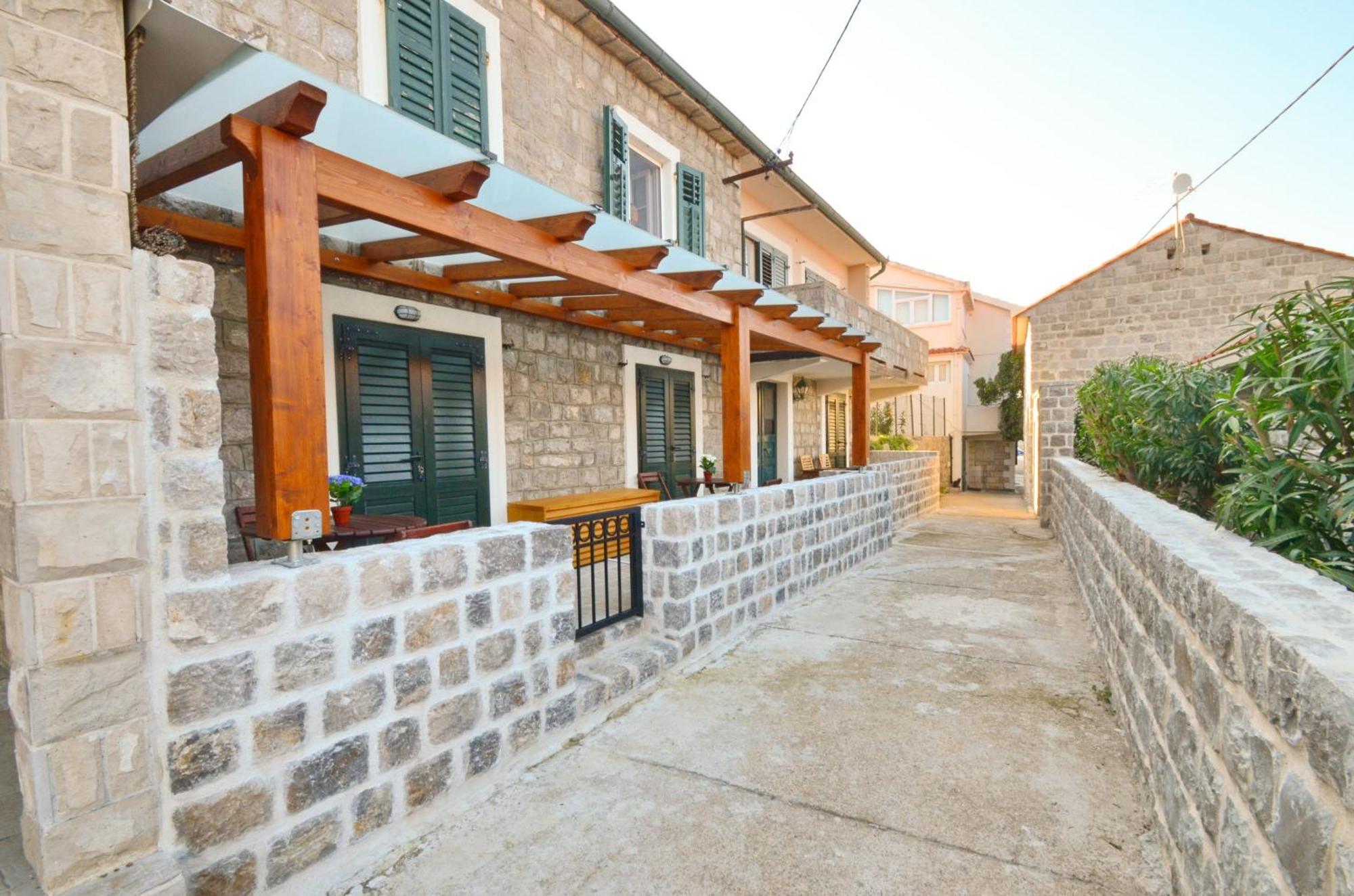 Leut Stone Residence Тиват Стая снимка